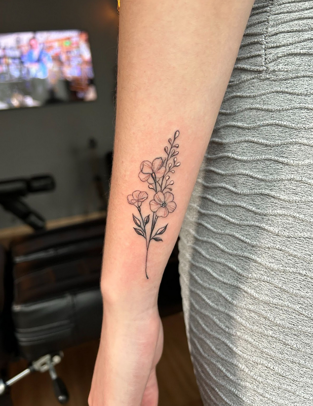 tatuaje flor minimalista